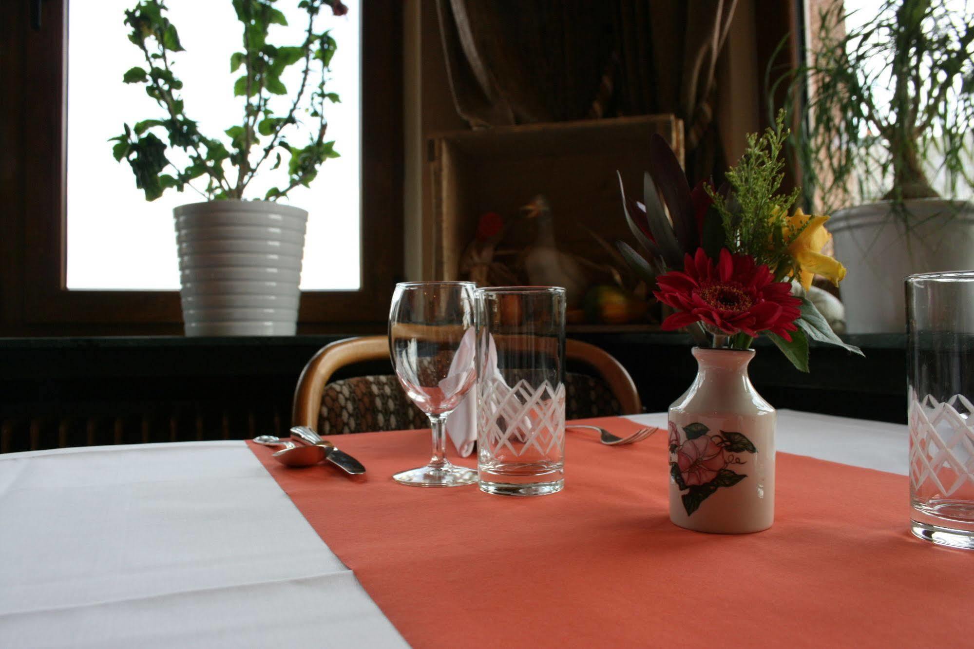 Hotel Restaurant Braas Esch-sur-Sûre Exteriör bild