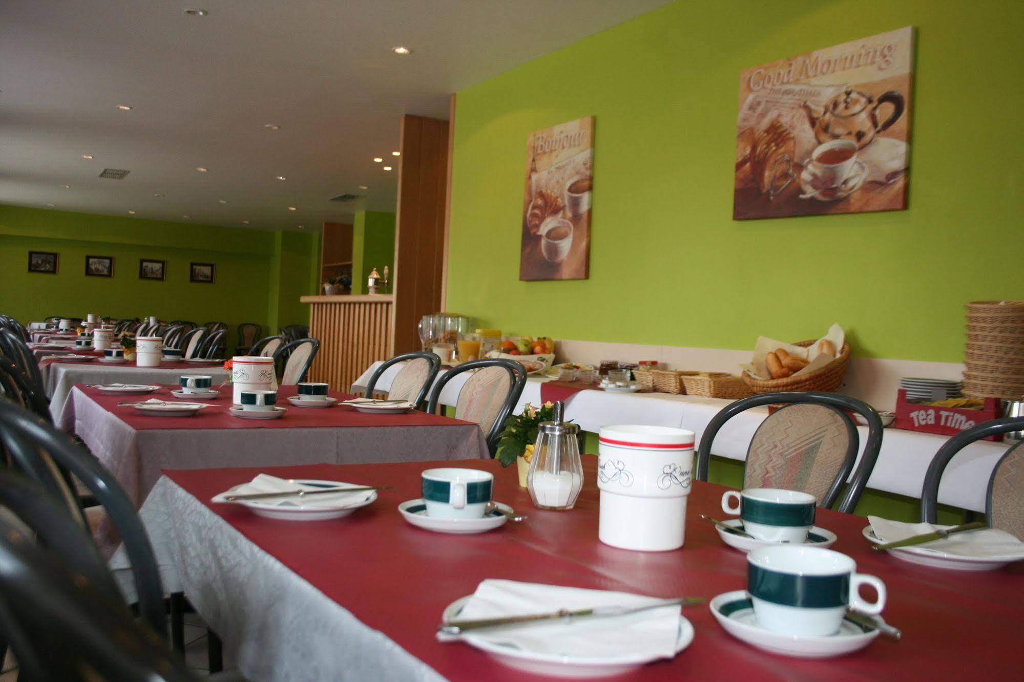 Hotel Restaurant Braas Esch-sur-Sûre Exteriör bild
